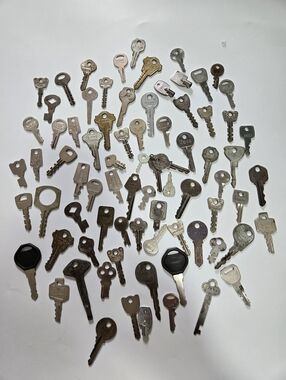 Lot Of Vintage Keys 1 Pound 60s 70s 80s 90s Art DIY Crafts Metal Decor